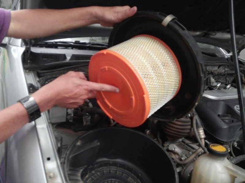 Vệ sinh lọc gió động cơ rất có ích cho việc tiết kiệm xăng. Ảnh ST Vệ sinh lọc gió động cơ rất có ích cho việc tiết kiệm xăng. Ảnh ST