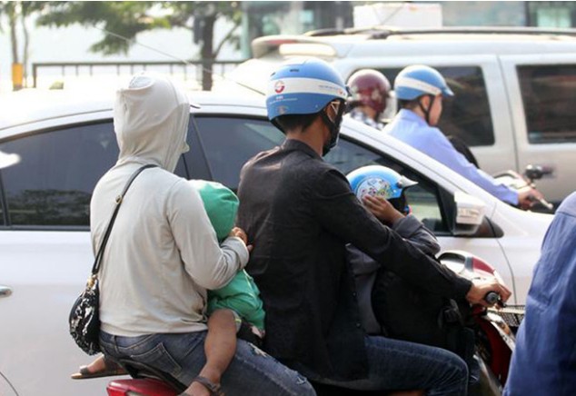 Bàn lùi mua ô tô, nhiều gia đình vẫn lựa chọn phương tiện xe máy để di chuyển dù đi đường dài