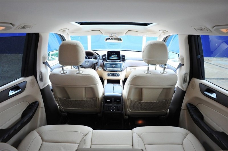 Trường hợp sếp lái xe, bạn cần chủ động ngồi cạnh sếp để có thể trao đổi công việc dễ dàng. Ảnh ST