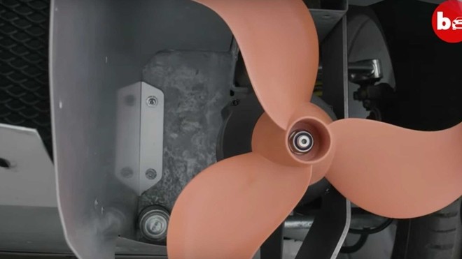 Khi ở dưới nước, xe di chuyển bằng cánh quạt