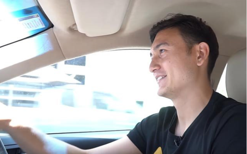 Thủ môn Đặng Văn Lâm lái xe tại Thái Lan. Ảnh ST