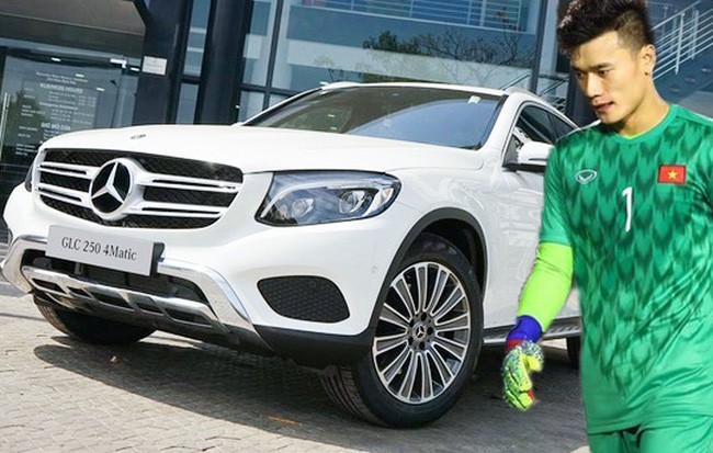 Chiếc Mercedes-Benz GLC mà thủ môn Bùi Tiến Dũng được tặng thuộc phiên bản GLC 250 có giá niêm yết 1,989 tỷ đồng Chiếc Mercedes-Benz GLC mà thủ môn Bùi Tiến Dũng được tặng thuộc phiên bản GLC 250 có giá niêm yết 1,989 tỷ đồng