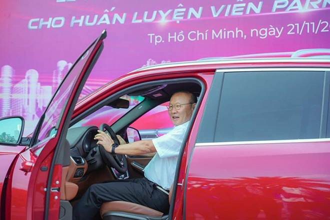 Huấn luyện viên Park Hang Seo chiếc SUV LUX SA2.0 màu đỏ Huấn luyện viên Park Hang Seo chiếc SUV LUX SA2.0 màu đỏ