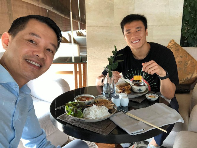 Trên trang cá nhân của mình, vị doanh nhân này đã chia sẻ nhiều hình ảnh chụp cùng thủ môn Bùi Tiến Dũng (Ảnh: FBNV) Trên trang cá nhân của mình, vị doanh nhân này đã chia sẻ nhiều hình ảnh chụp cùng thủ môn Bùi Tiến Dũng (Ảnh: FBNV)