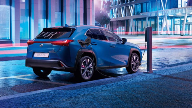 Lexus UX 300e có khe cắm sạc không khác xe máy xăng
