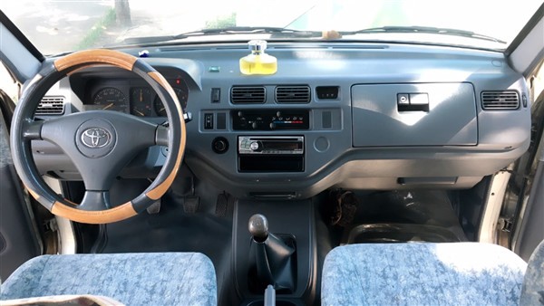 Nội thất Toyota Zace không có nét hiện đại nào, từ dàn nhựa cho đến các nút bấm