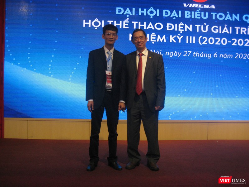 Ông Nguyễn Xuân Cường - tân Chủ tịch Hội Thể thao Điện tử Giải trí Việt Nam (trái) và TS. Mai Anh - Chủ tịch Hội nhiệm kỳ thứ hai. Ông Nguyễn Xuân Cường - tân Chủ tịch Hội Thể thao Điện tử Giải trí Việt Nam (trái) và TS. Mai Anh - Chủ tịch Hội nhiệm kỳ thứ hai.