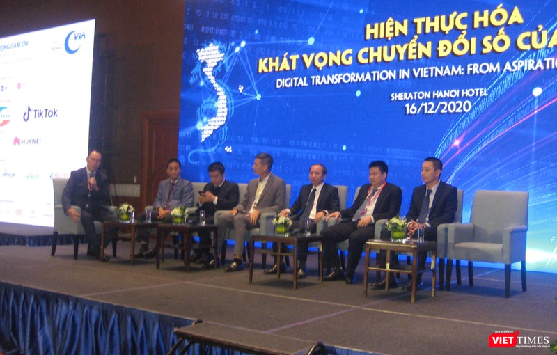 Các diễn giả giao lưu về &quot;Hiện thực hoá khát vọng chuyển đổi số của Việt Nam”