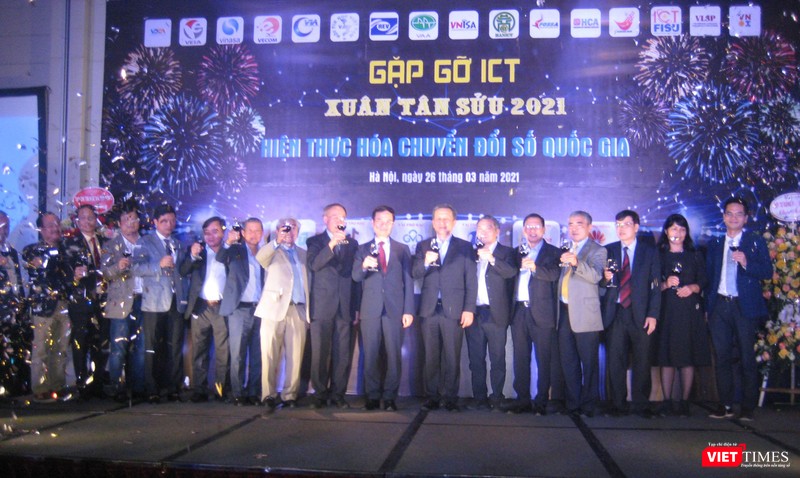 Bộ trưởng Nguyễn Mạnh Hùng cùng lãnh đạo 14 hội, hiệp hội, câu lạc bộ trong các lĩnh vực CNTT-TT cùng chúc rượu đầu xuân