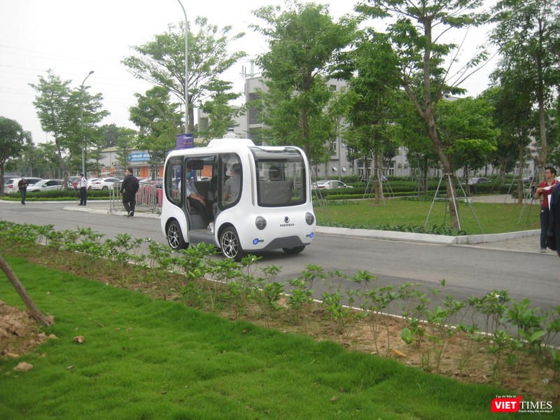 Xe tự hành của Phenikaa-X trong khuôn viên Đại học Phenikaa Xe tự hành của Phenikaa-X trong khuôn viên Đại học Phenikaa