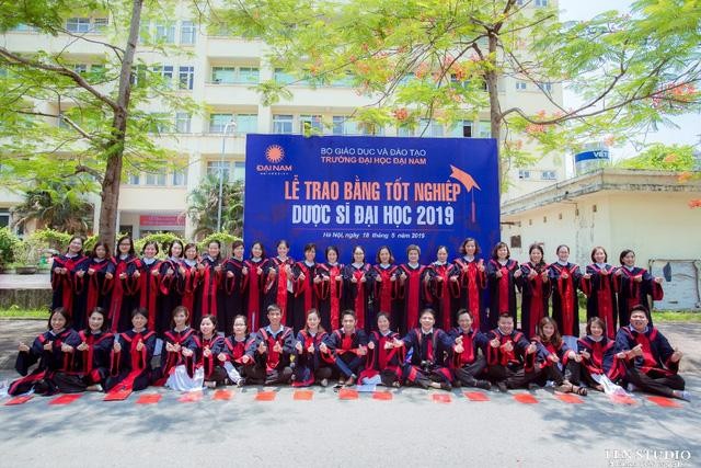 Sinh viên ngành Dược của Đại học Đại Nam chụp ảnh kỷ niệm tại lễ trao bằng tốt nghiệp năm 2019 Sinh viên ngành Dược của Đại học Đại Nam chụp ảnh kỷ niệm tại lễ trao bằng tốt nghiệp năm 2019