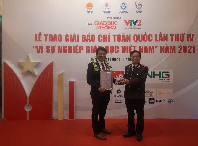 Nhà giáo Trần Trung Hiếu (bên trái) nhận Giải thưởng Báo chí vì Sự nghiệp Giáo dục Việt Nam năm 2021 Nhà giáo Trần Trung Hiếu (bên trái) nhận Giải thưởng Báo chí vì Sự nghiệp Giáo dục Việt Nam năm 2021