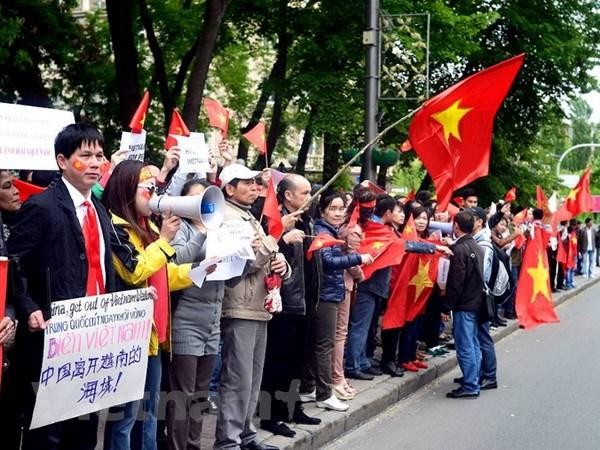 Người Việt tại Ukraine trong một cuộc biểu tình ủng hộ đất nước. Ảnh: Vietnamplus