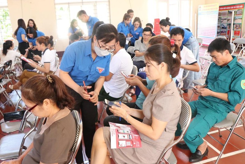 Đoàn Thanh niên Sở Thông tin và Truyền thông tỉnh Thái Nguyên cùng các Tổ công nghệ số cộng đồng xã Tiên Hội (huyện Đại Từ) hướng dẫn người dân địa phương cài đặt và sử dụng các ứng dụng số trên điện thoại thông minh