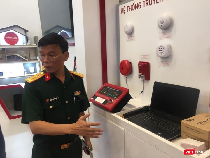 Trung tá Bùi Ánh Quang giới thiệu thiết bị và công nghệ cảnh báo cháy do Viettel nghiên cứu chế tạo