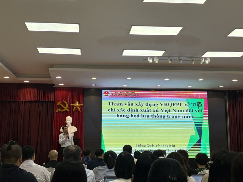Ông Nguyễn Hoàng Hà – Phó Trưởng phòng Xuất xứ hàng hóa, Cục Xuất nhập khẩu, Bộ Công Thương trình bày về các dự kiến tiêu chí xác định xuất xứ Việt Nam đối với hàng hóa lưu thông trong nước. Ảnh: Bảo Trâm N2.jpg