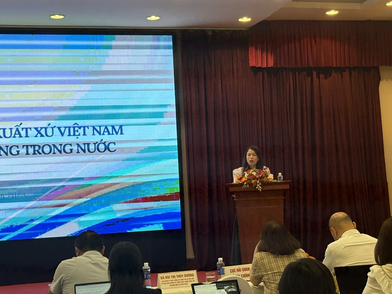 Bà Bùi Thị Thùy Dương - Chuyên viên Ban Quản lý chất lượng và Đánh giá sự phù hợp, Ủy ban Tiêu chuẩn Đo lường Chất lượng Quốc gia (Bộ Khoa học và Công nghệ) phát biểu ý kiến tại Hội thảo (Ảnh: Bảo Trâm) N3.jpg