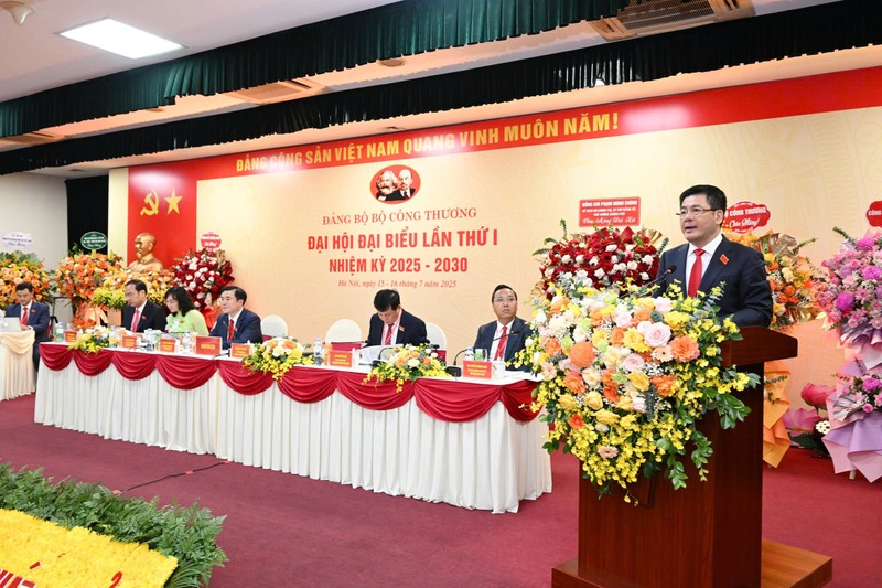 Ủy viên Trung ương Đảng, Bí thư Đảng ủy, Bộ trưởng Bộ Công Thương Nguyễn Hồng Diên phát biểu tại Phiên thứ nhất của Đại hội đại biểu Đảng bộ Bộ Công Thương lần thứ I. CT1.jpg