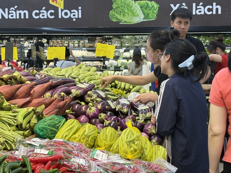 Người dân vào siêu thị để chọn sản phẩm đa dạng, tránh giá tăng (Ảnh: Bảo Trâm) a1.jpg