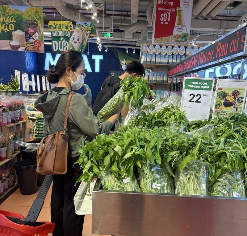 Người dân chọn rau xanh tại cửa hàng siêu thị WinMart. (Ảnh: Bảo Trâm). a4.jpg