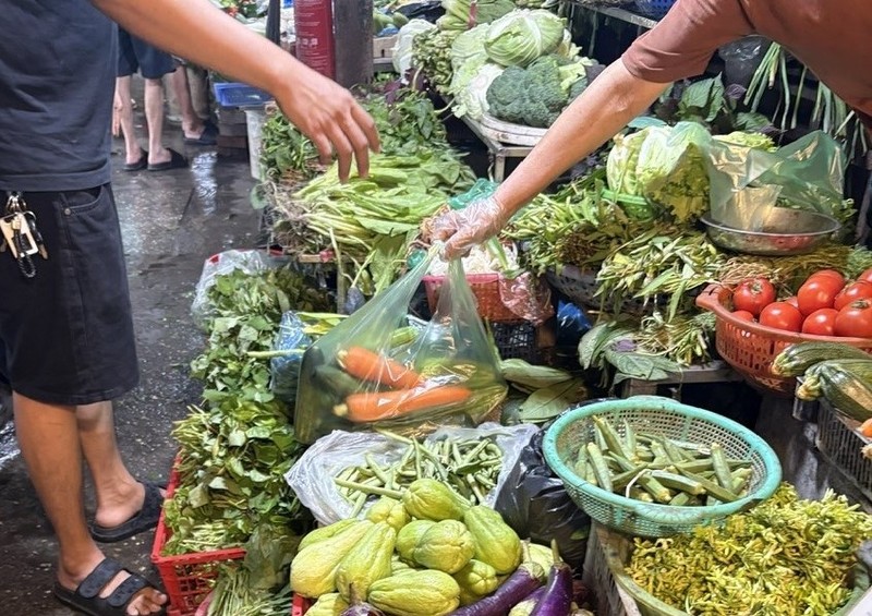Rau xanh tại chợ dân sinh ghi nhận mức giá tăng từ 20-50% trong ngày 22/7. (Ảnh: Bảo Trâm). a5.jpg
