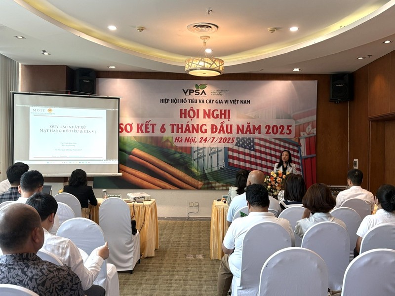 Bà Hoàng Thị Liên - Chủ tịch Hiệp hội hồ tiêu và cây gia vị Việt Nam phát biểu tại Hội nghị. Ảnh: Bảo Trâm. hotieu2.jpg