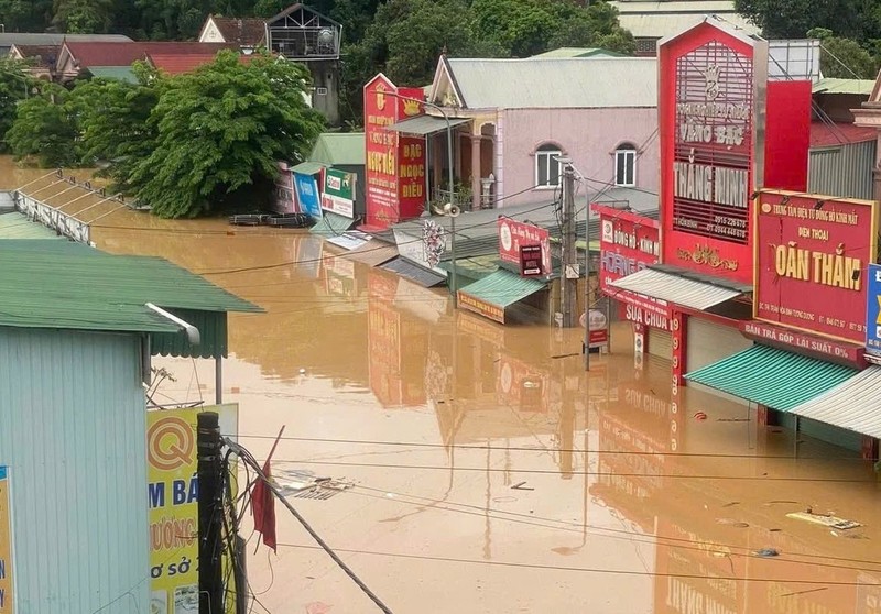 Nước lũ nhấn chìm nhiều ngôi nhà, gây ngập sâu trên địa bàn xã Tương Dương. mua1.jpg