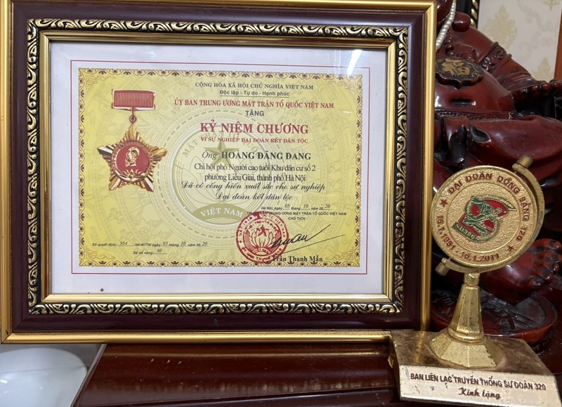 Ông Hoàng Đăng Đang tích cực tham gia các hoạt động của địa phương, được nhận Kỷ niệm chương vì sự nghiệp Đại đoàn kết dân tộc năm 2020. Ảnh: Bảo Trâm. 1.jpg