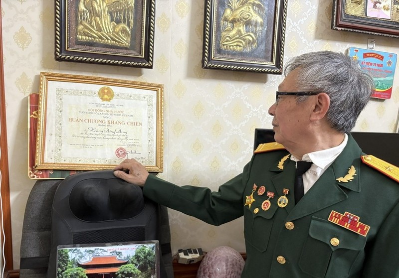 Ông Hoàng Đăng Đang bên cạnh Bằng Huân chương kháng chiến chống Mỹ cứu nước hạng Ba. Ảnh: Bảo Trâm. 2.jpg