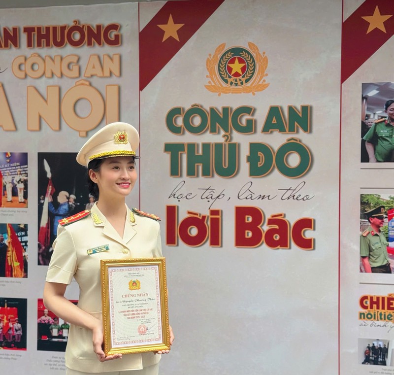 Đại úy Nguyễn Phương Thảo vinh dự được nhận Chứng nhận là Thanh niên tiên tiến làm theo lời Bác của lực lượng Công an Thủ đô giai đoạn 2020-2025. CA2.jpg