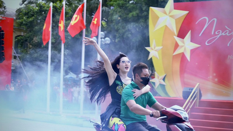 Vai "girl phố" trong phần trình diễn võ thuật trấn áp đối tượng gây mất trật tự công cộng, do Thiếu tá Lê Thị Mai Ly đảm nhận tại sự kiện. Ảnh: NVCC. chị Ly 1.jpg