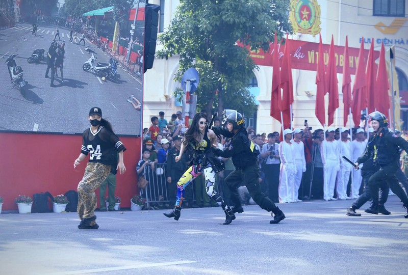 Hình ảnh "girl phố" do Thiếu tá Lê Thị Mai Ly đảm nhận thu hút sự quan tâm trên mạng xã hội. chị Ly 4.jpg