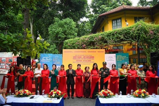 Các đại biểu cắt băng khai mạc Chuỗi hoạt động kỷ niệm 80 năm Cách mạng Tháng Tám thành công và 80 năm Quốc khánh nước Cộng hòa xã hội chủ nghĩa Việt Nam. Ảnh: Cổng thông tin điện tử Bộ Văn hóa, Thể thao và Du lịch. Các đại biểu cắt băng khai mạc Chuỗi hoạt động kỷ niệm 80 năm Cách mạng Tháng Tám thành công và 80 năm Quốc khánh nước Cộng hòa xã hội chủ nghĩa Việt Nam. Ảnh: Cổng thông tin điện tử Bộ Văn hóa, Thể thao và Du lịch.