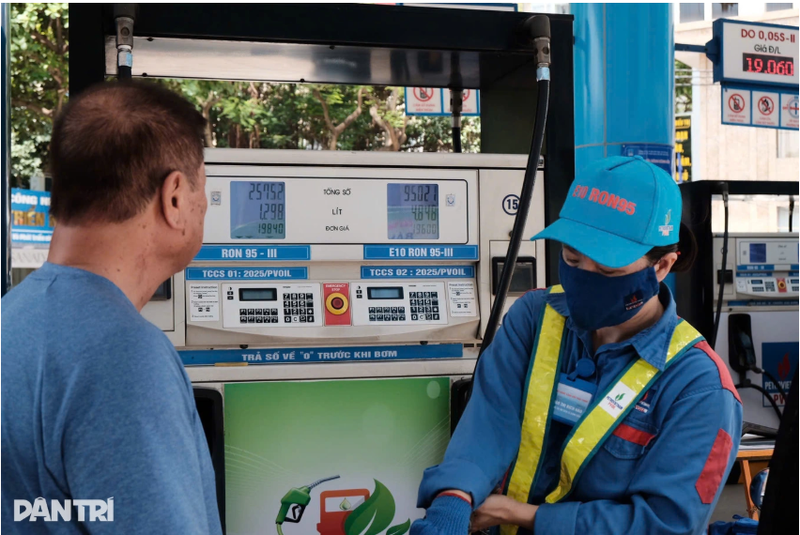Người dân đổ xăng E10 RON 95 sáng ngày 1/8/2025. Ảnh: dantri.com.vn. doxangE10.png