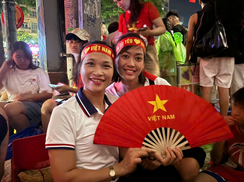 Chị Nguyễn Thị Thu Ngàn (bên trái) cùng gia đình phấn khởi, hòa mình trong không khí hân hoan chờ đón ngày Lễ trọng đại của đất nước. Ảnh: Bảo Trâm. C2.jpg
