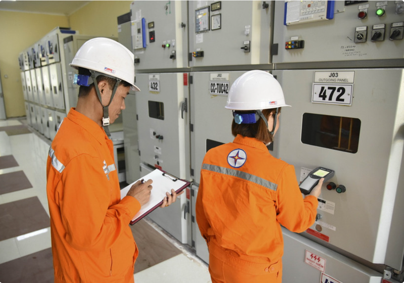 Công nhân điện lực kiểm tra chỉ số công tơ. Ảnh: TTXVN congnhanEVN.png
