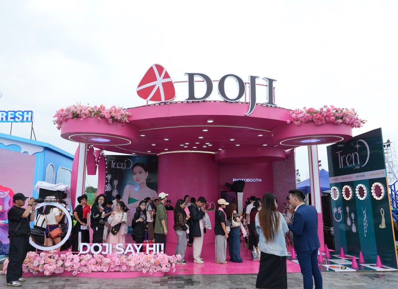 Gian hàng DOJI tại concert Em Xinh “Say Hi” chào đón đông đảo khán giả tới trải nghiệm. Anh 1 (anh thumbnail).JPG