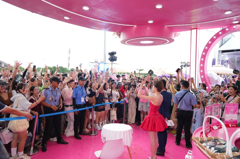 Giao lưu cùng Em Xinh, Fangirl hoạt náo thu hút đông đảo người hâm mộ cùng hòa nhịp âm nhạc. Anh 3.JPG
