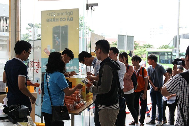 Người yêu công nghệ háo hức trải nghiệm Bphone tại Thế Giới Di Động ảnh 1 Người yêu công nghệ háo hức trải nghiệm Bphone tại Thế Giới Di Động ảnh 1
