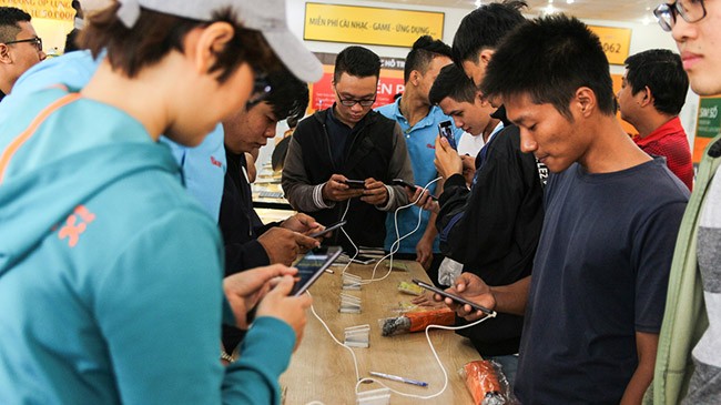 Người yêu công nghệ háo hức trải nghiệm Bphone tại Thế Giới Di Động ảnh 4 Người yêu công nghệ háo hức trải nghiệm Bphone tại Thế Giới Di Động ảnh 4
