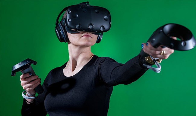 Thiết bị HTC Vive hiện đang được bán ở Việt Nam với giá khoảng 40 triệu đồng (ảnh: YouTube)