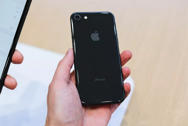 Chi phí thay thế mặt lưng kính của iPhone 8 và iPhone 8 Plus rất đắt đỏ (ảnh: The Verge)