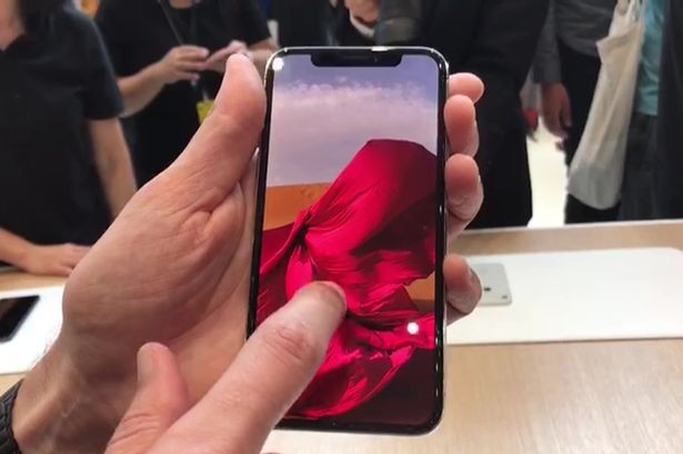 iPhone X (ảnh: Daily Mirror)