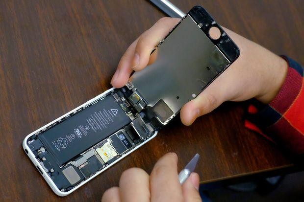 Bạn có thể thay pin iPhone chính hãng với giá 29 USD (ảnh: Bangkok Post)