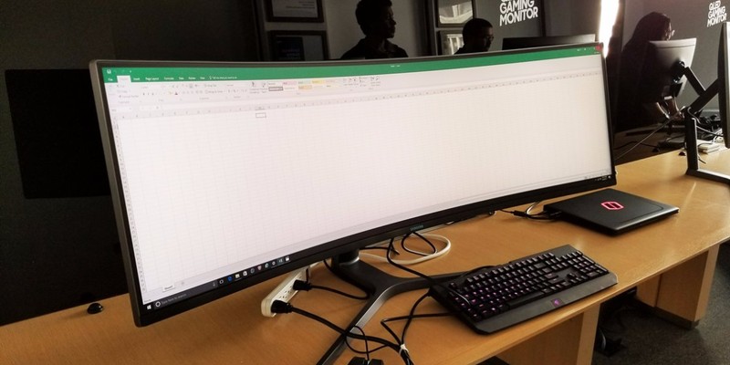 Màn hình siêu rộng của Samsung (ảnh Business Insider)
