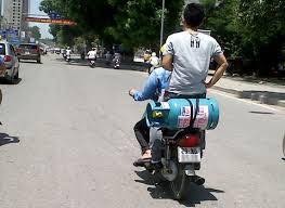 Cười đau bụng với "Người vận chuyển" phiên bản Việt Nam ảnh 8