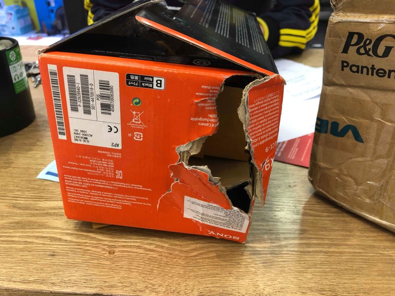 Gửi chuyển phát, bị móc trộm máy ảnh trị giá 106 triệu đồng ảnh 2