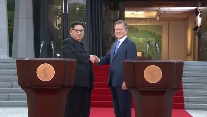 Toàn cảnh cuộc gặp lịch sử giữa Chủ tịch Triều Tiên Kim Jong Un và Tổng thống Hàn Quốc Moon Jae In ảnh 38 Toàn cảnh cuộc gặp lịch sử giữa Chủ tịch Triều Tiên Kim Jong Un và Tổng thống Hàn Quốc Moon Jae In ảnh 38