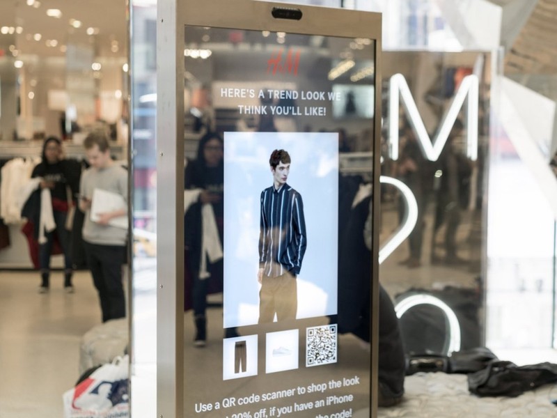 Gương thông minh của H&M gợi ý trang phục cho khách hàng (ảnh: Virsual Art) Gương thông minh của H&M gợi ý trang phục cho khách hàng (ảnh: Virsual Art)