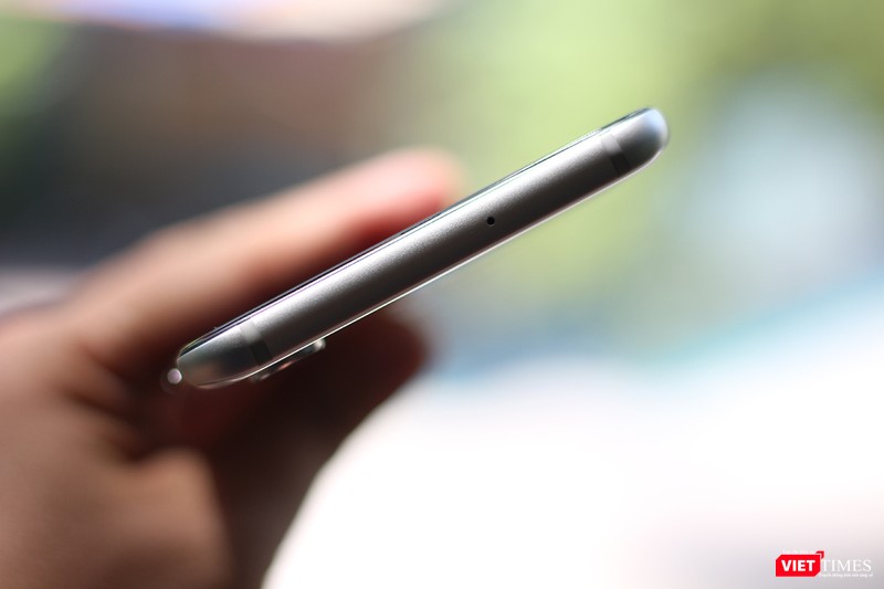 Ở cạnh trên của máy không có nút vật lý nào Ở cạnh trên của máy không có nút vật lý nào